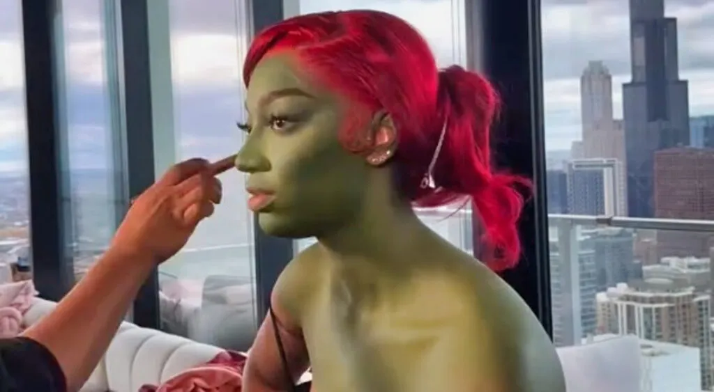 Une nouvelle vidéo des coulisses montre Angel Reese assise en soutien-gorge et transformée en Poison Ivy pour Halloween