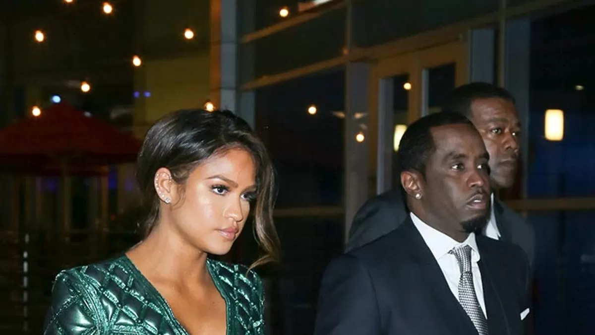 Cassie Ventura y Sean 'Diddy' Combs caminan de la mano por la noche