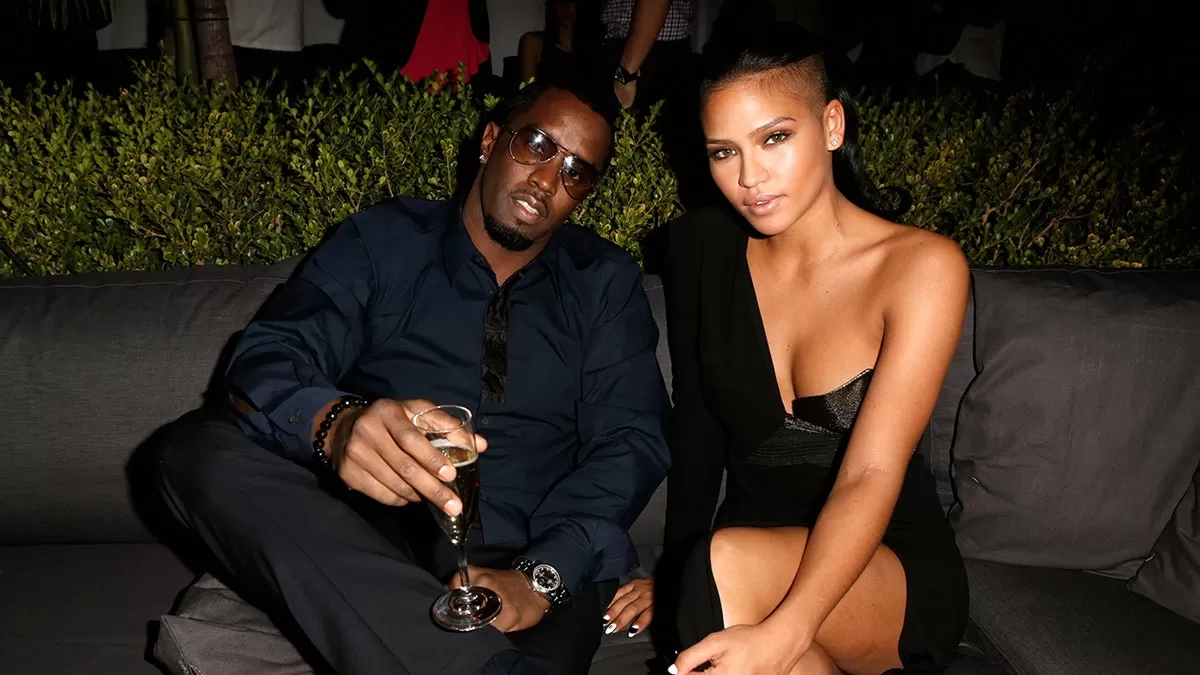 Diddy et Cassie sont assis sur un canapé