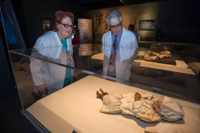 En trouvant la momie d'une mère et de son enfant vieille de 300 ans dans la crypte d'une église, les experts révèlent la vérité dont des dizaines de milliers d'enfants ont souffert dans les temps anciens - Photo 5.