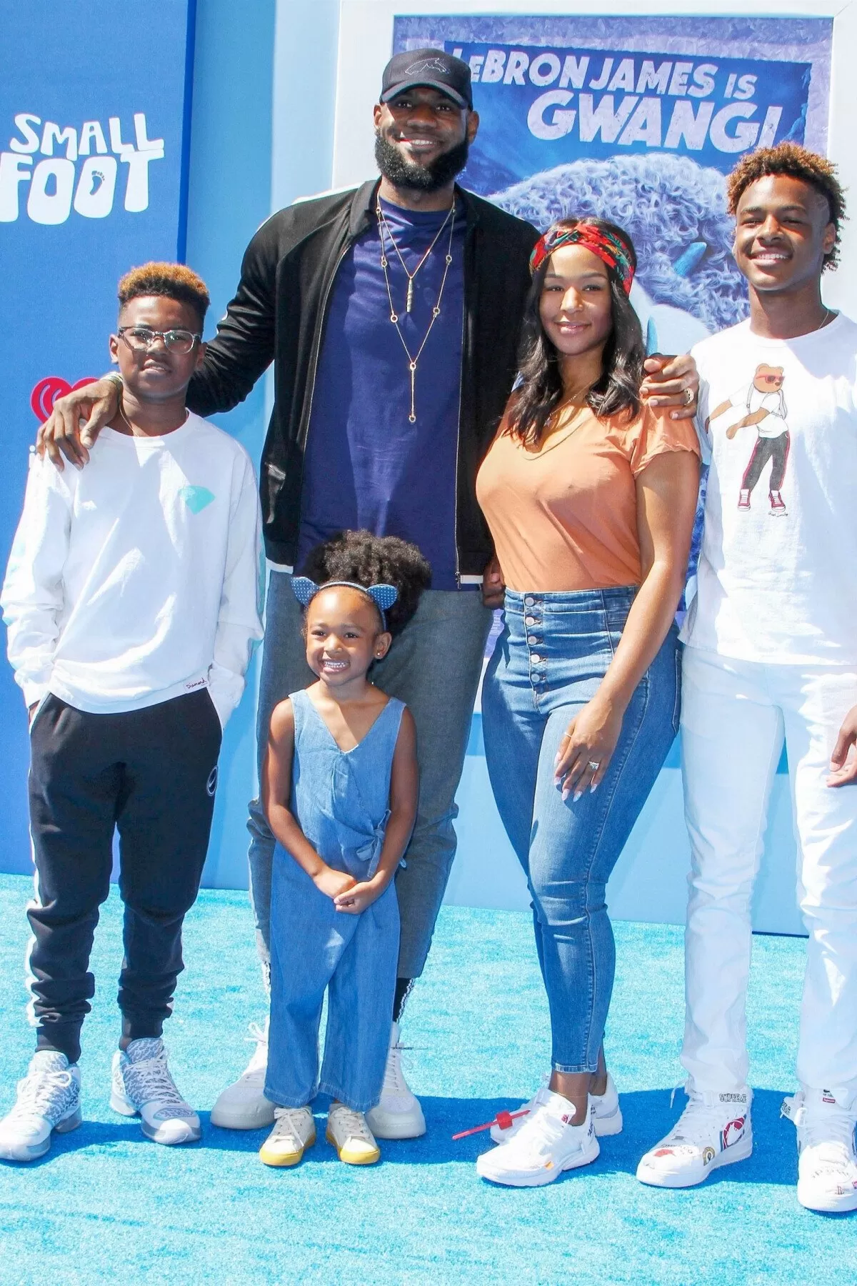 Photo : LeBron James avec sa femme Savannah James et leurs enfants LeBron  James Jr., Zhuri James et Bryce Maximus James, à la première de "Smallfoot  (Yéti & Compagnie)" au Regency Theatre