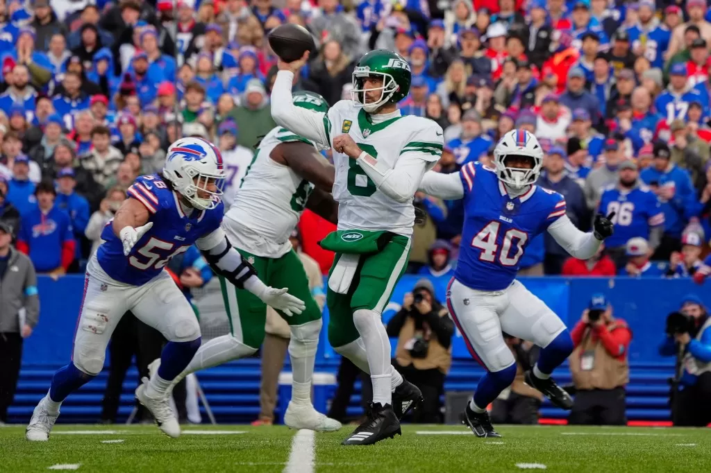 Jets quarterback Aaron Rodgers (8) throws the ball against the Buffalo Bills during the second half at Highmark Stadium.