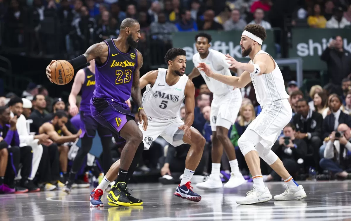 Los Angeles Lakers forward LeBron James (23) looks to pass as Dallas Mavericks guard Klay Thompson (31) and Dallas Mavericks guard Quentin Grimes (5) defend during the first half at American Airlines Center. Mandatory Credit: Kevin Jairaj-Imagn Images