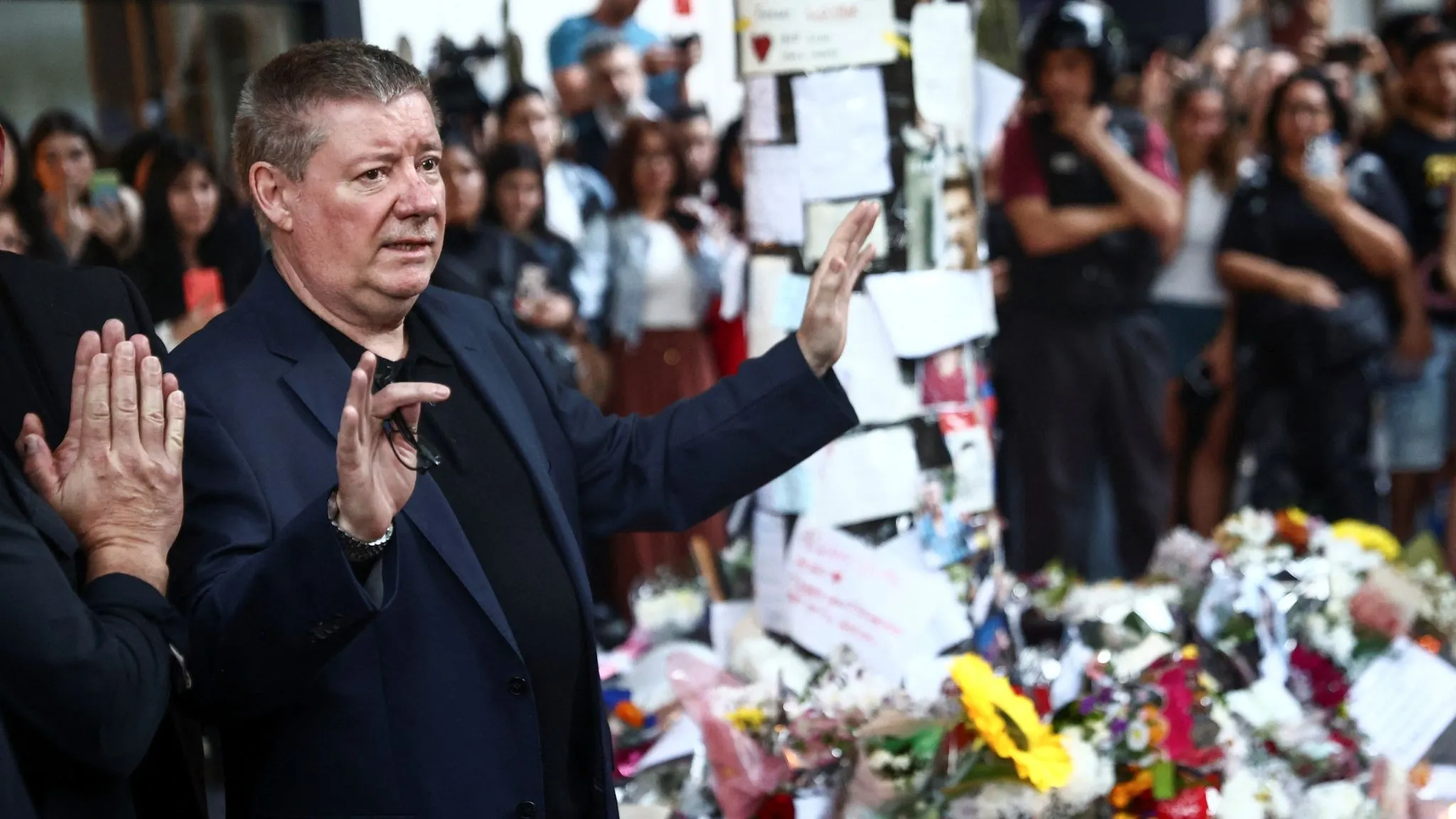 Liam Payne's father reads tributes and kisses pictures outside Argentinian  hotel where One Direction star died | UK News | Sky News