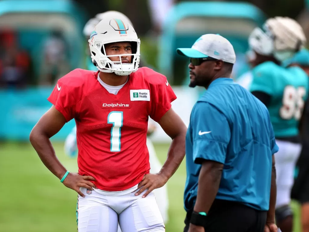 Tua Tagovailoa (l.) and Brian Flores (r.) with the Dolphins in 2021.