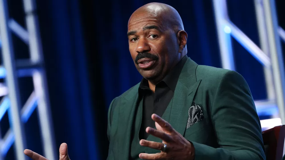 Steve Harvey habla sobre el destino de su programa de entrevistas diurno tras finalizar su contrato con NBCU