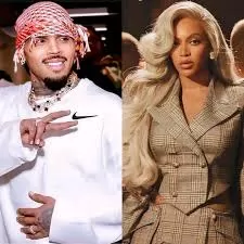 ¡Felicitaciones, leyenda! Chris Brown superó los 114,5 millones de ventas de sencillos digitales certificados por la RIAA como artista principal en los EE. UU., lo que lo iguala con Beyoncé. 👑👑✨¡¡¡Increíble más!!! 👀(Sigue a: 👉 @leandrokaffes / @guidauniversocbofficial ) (CB