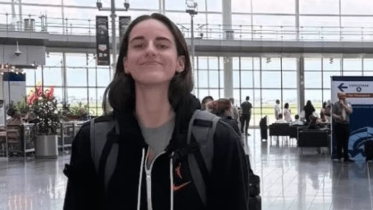 Photo Of Caitlin Clark At Airport In Indianapolis Is Adorable - The Spun