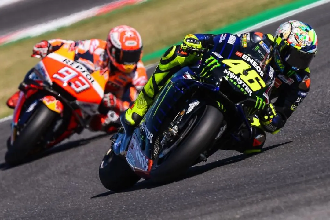 MotoGP, Valentino Rossi e Marc Marquez testa a testa in frenata