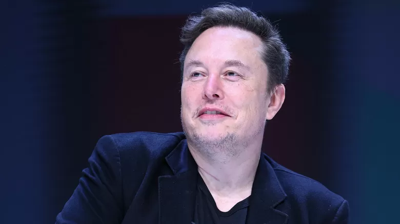 Elon Musk sonriendo