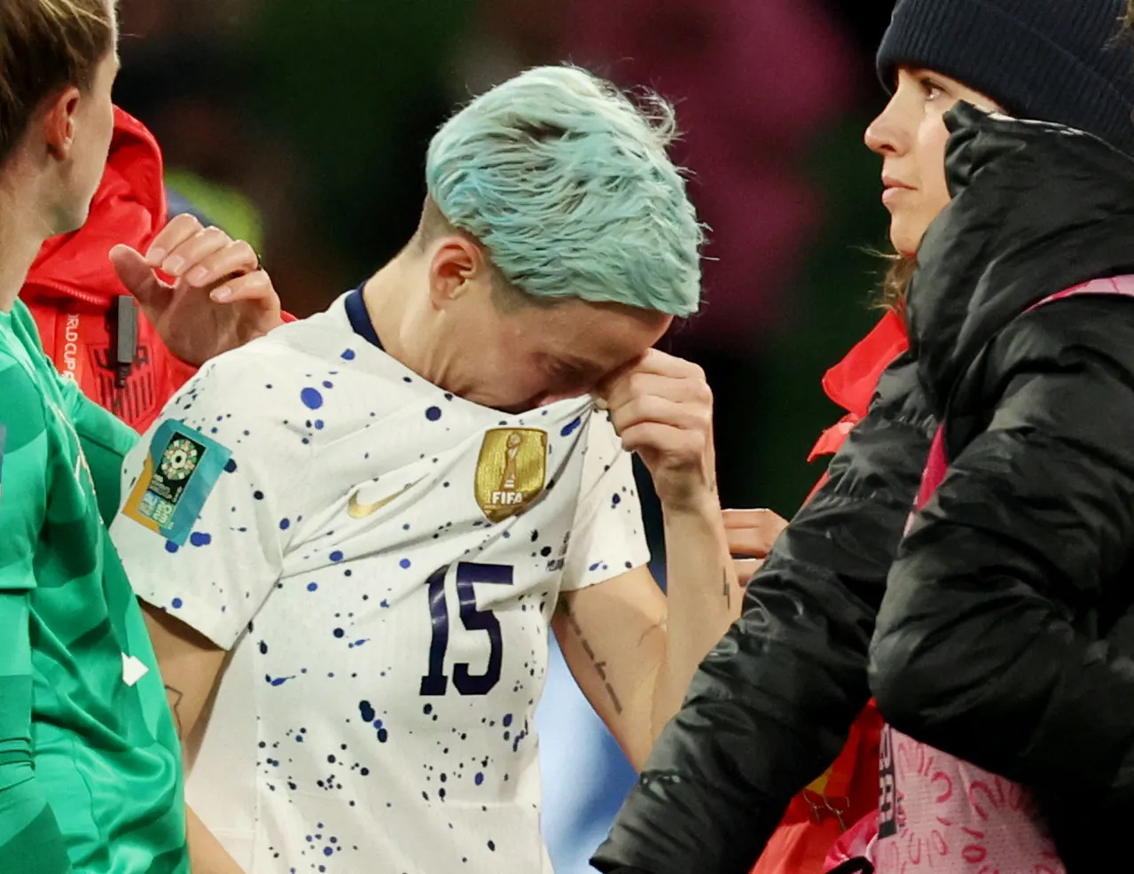 Megan Rapinoe bricht in Tränen aus, als die USWNT ausscheidet und ihre Teamkolleginnen über die erstaunliche VAR-Elfmeterentscheidung wütend sind | The Sun