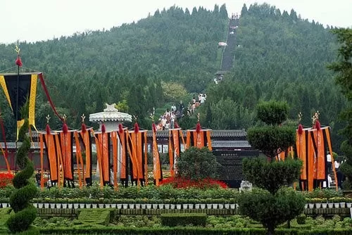 C'est sur cette colline qu'en 1974 les gens ont découvert les premiers vestiges de la tombe de Qin Shi Huang.