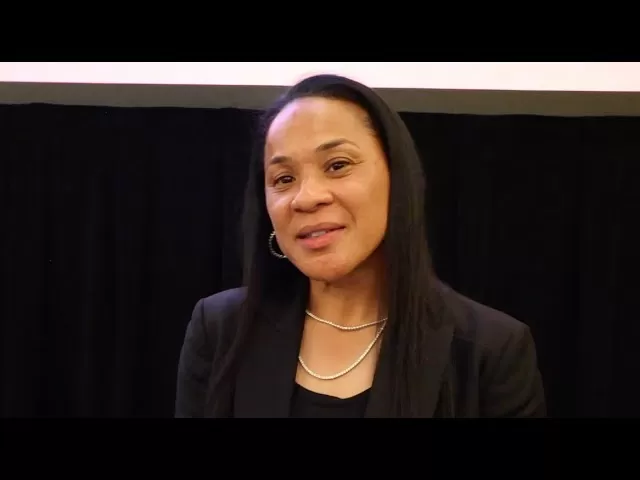 Dawn Staley habla de sentirse bendecida y de dar a cambio - YouTube