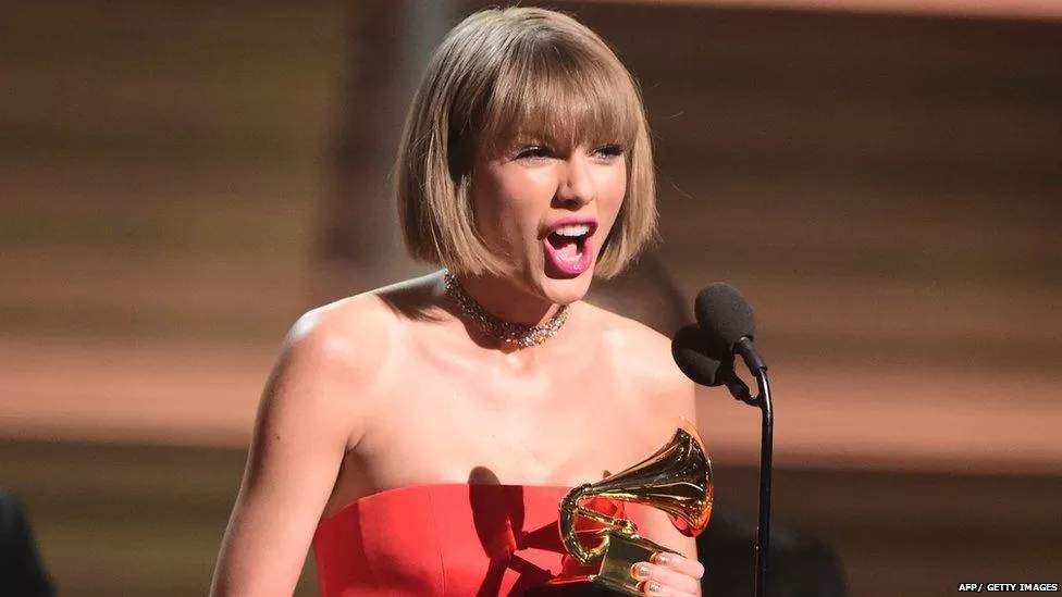 Taylor Swift disses Kanye West at the Grammy Awards during her acceptance speech - BBC News