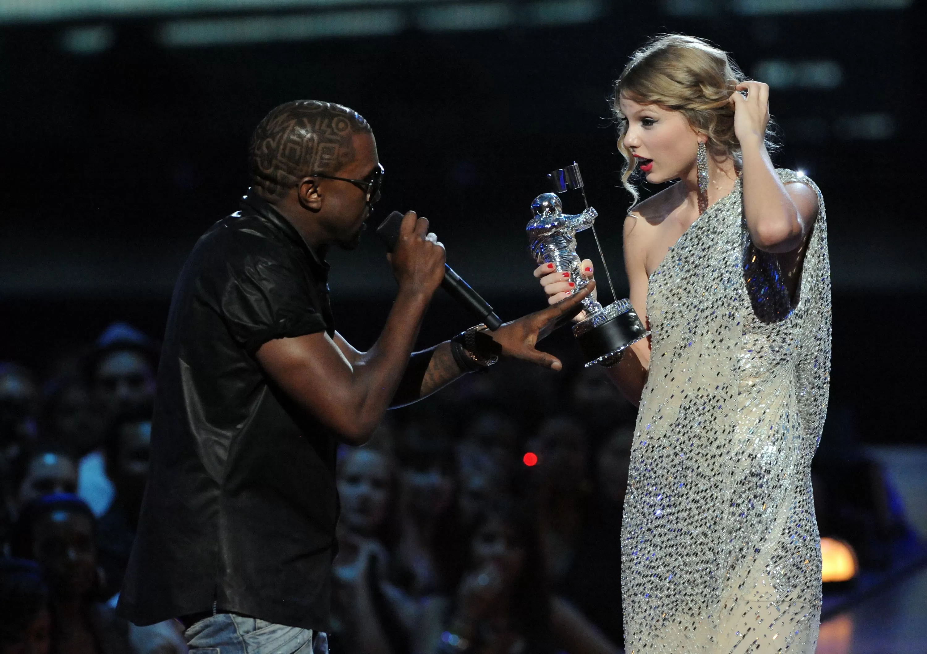 El escándalo de los VMAs 2009 entre Taylor Swift y Kanye West es un cuento moral estadounidense | Vox