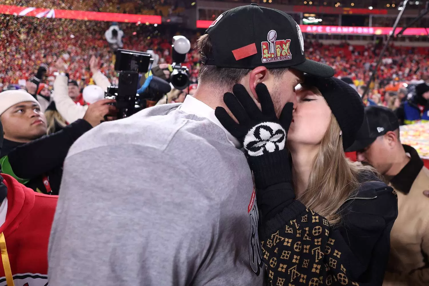 Taylor Swift and Travis Kelce Share Kisses on Field After Chiefs Make Super  Bowl