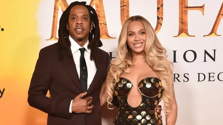 Jay-Z apparaît sur le tapis rouge avec Beyoncé et Blue Ivy après avoir été accusé d'avoir violé une fille de 13 ans | Ents & Arts News | Sky News