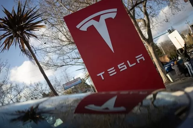 The pinnacle of Elon Musk's psychological manipulation: 'Breaking' that Tesla is a technology company, raising its capitalization to 1,000 billion USD, then making investors panic and realize that this is just a car company - Photo 2.