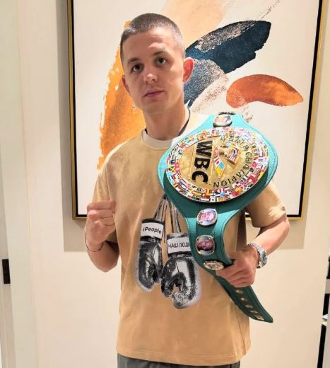 Stepchuk posing with Usyk's WBC belt