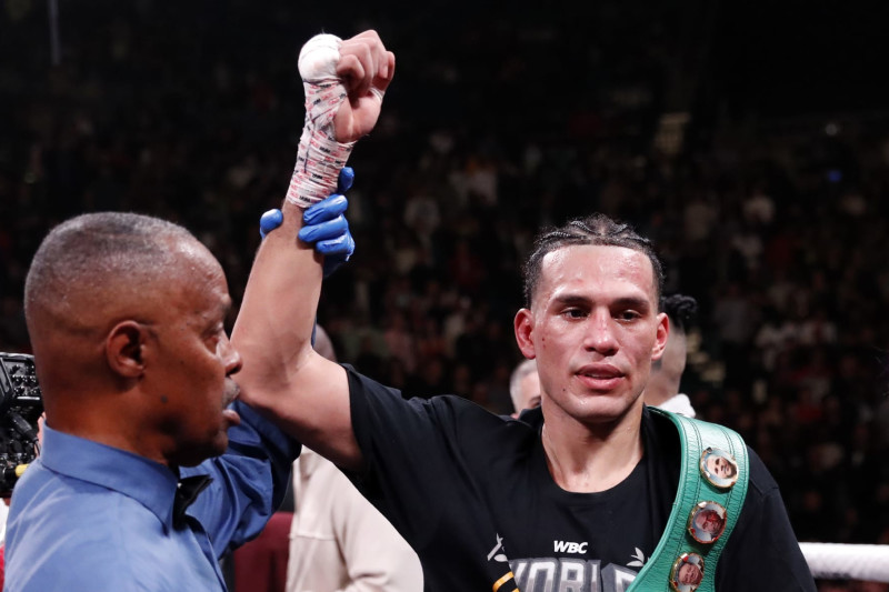 LAS VEGAS, NEVADA - 25 tháng 3: David Benavidez (R) chụp ảnh cùng trọng tài Kenny Bayless sau khi đánh bại Caleb Plant trong trận đấu hạng siêu trung WBC tại MGM Grand Garden Arena vào ngày 25 tháng 3 năm 2023 ở Las Vegas, Nevada. Benavidez vẫn giữ được danh hiệu hạng siêu trung tạm thời WBC của mình bằng quyết định nhất trí. (Ảnh của Steve Marcus/Getty Images)