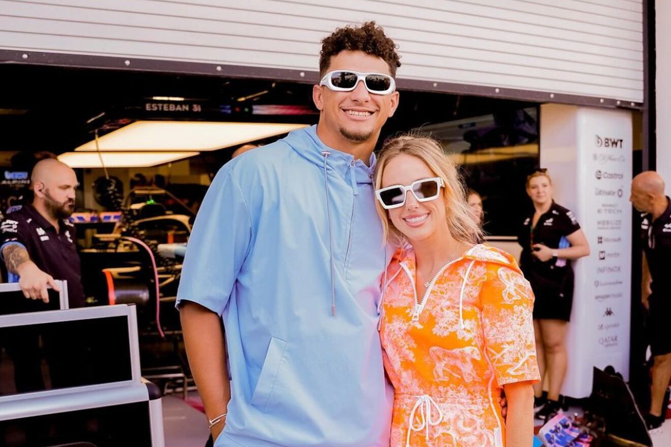 Patrick, Brittany và cả gia đình Mahomes dành ngày nghỉ trên một chiếc thuyền chèo