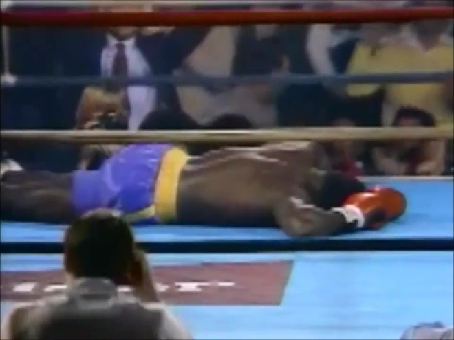 Stunned by Mike Tyson's strength at the age of 19: Throwing a punch that knocked out his opponent and sent him flying to the corner of the ring - Photo 4.