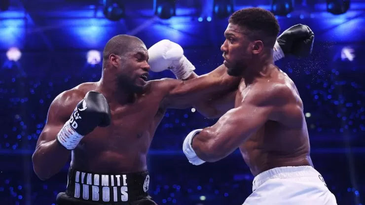 Con la ventaja de la juventud, Dubois abrumó continuamente a Joshua desde la primera ronda.