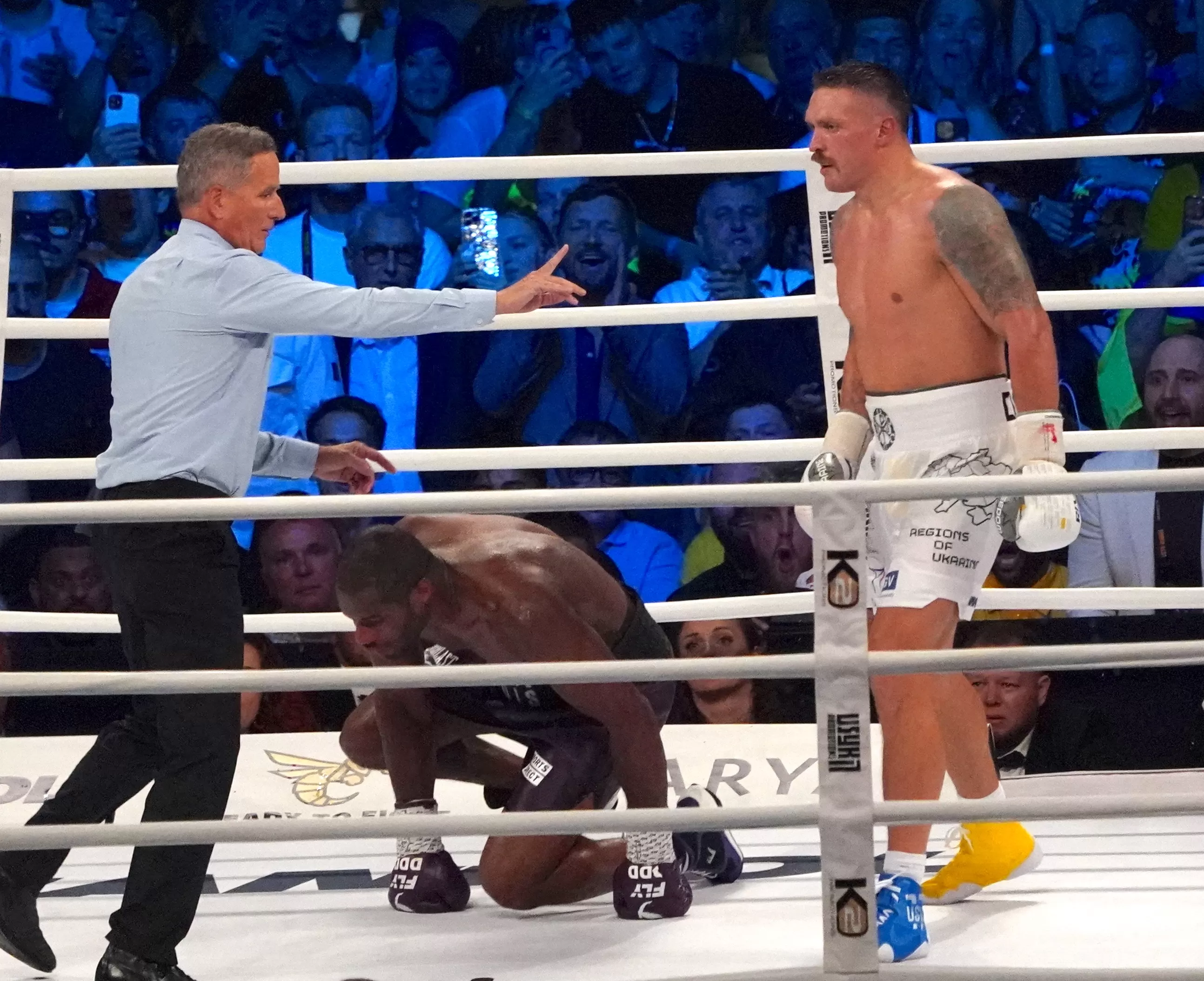 In the end, Dubois was floored himself and stopped by Usyk