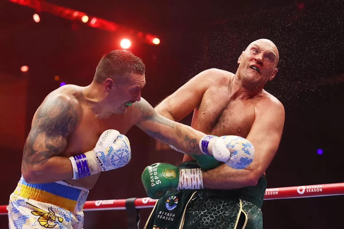 Oleksandr Usyk knocks down Tyson Fury, becomes undisputed Heavyweight  champion | Ring Of Fire - MMAmania.com