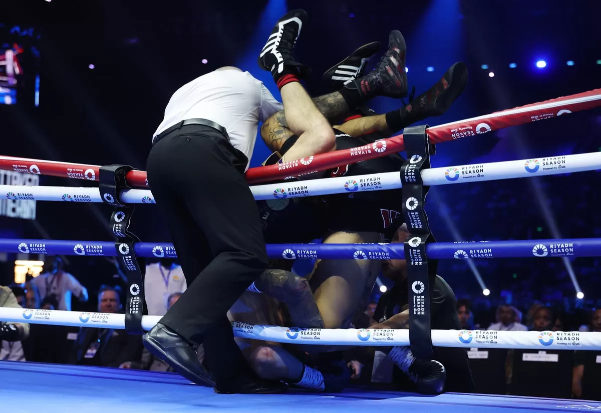 Ben Whittaker taken to hospital after freak injury suffered falling over  the ropes | The Standard