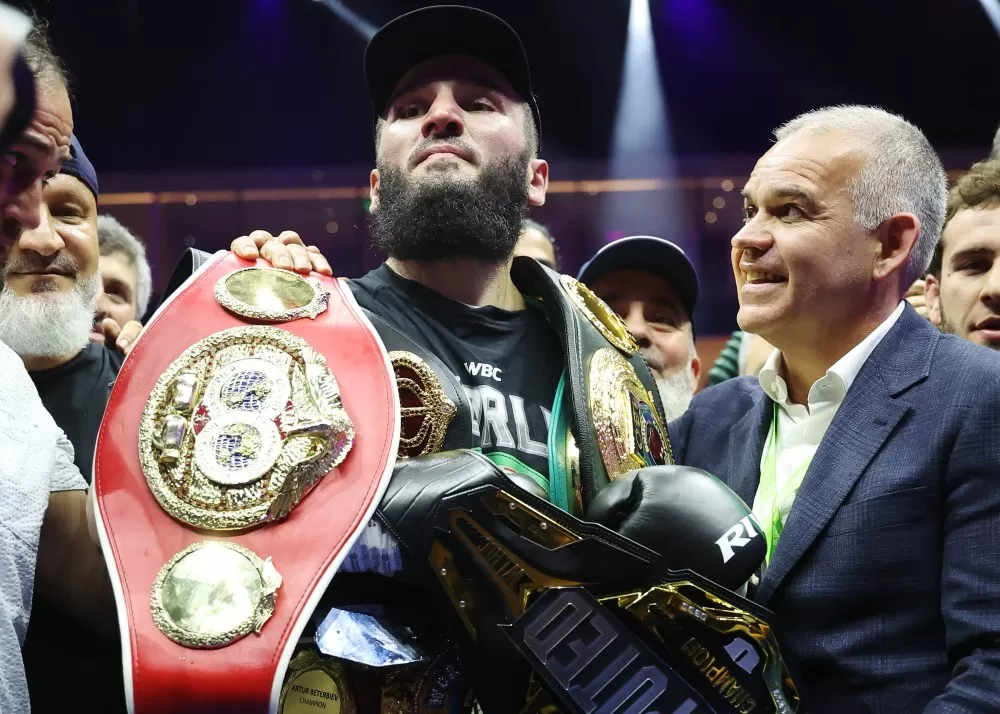 Boxing: Artur Beterbiev defeats Dmitry Bivol in controversial decision