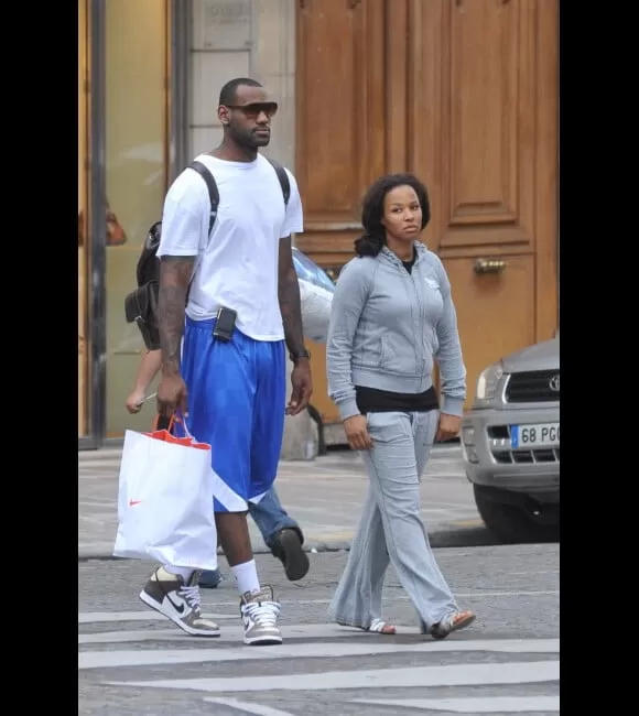 Photo : LeBron James et sa compagne Savannah Brinson le 18 juin 2009 à  Paris - Purepeople