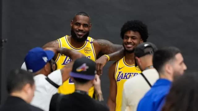 LeBron and Bronny James become first father-son duo to play together on an  NBA team - Yahoo Sports