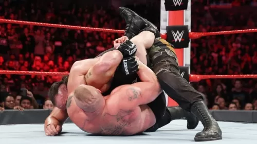 Nhà cựu vô địch UFC hạ gục 'quái vật WWE' ở trận tranh đai