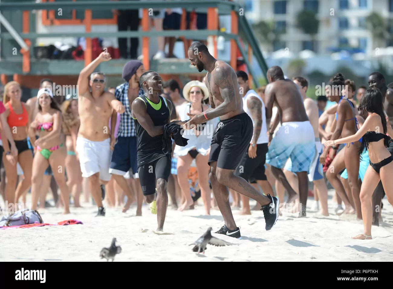 MIAMI BEACH, FL - le 16 août : LeBron James s'est présenté sur place à  Miami Beach pour un commercial de Nike. Le champion NBA sauta sur un vélo  et rode autour