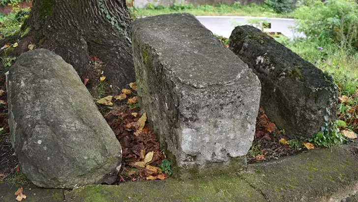 Miliario romano de 1800 años de antigüedad utilizado como asiento en una mezquita turca