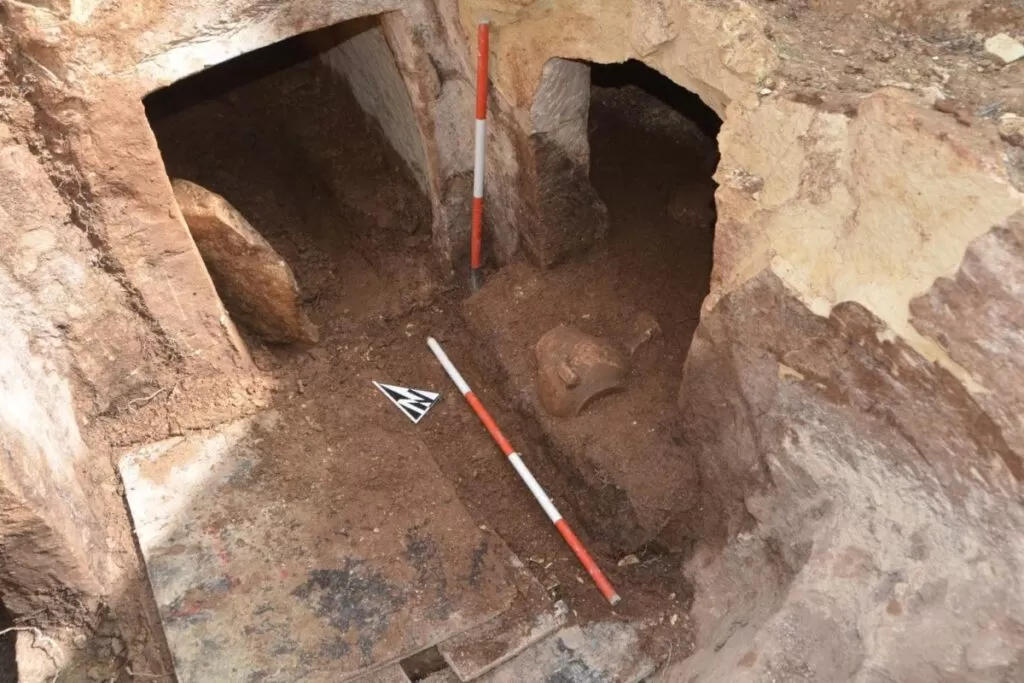 Descubren un complejo funerario púnico de 2.300 años de antigüedad durante las obras de un aparcamiento para el personal