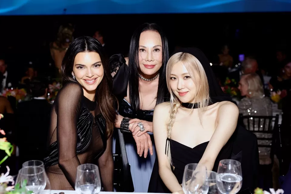 Rosé (Blackpink) dự tiệc với siêu mẫu đắt giá nhất hành tinh Kendall Jenner