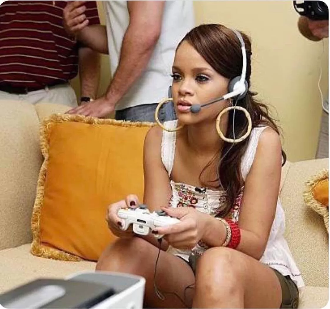 Something oddly funny seeing 16 Year old Rihanna looking like a GAMER : r/gaming