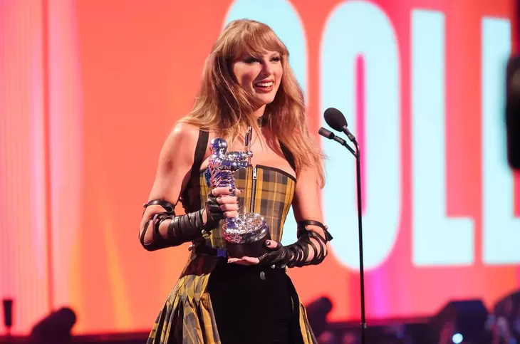 Taylor Swift wins big, Lisa BlackPink impresses at MTV Video Music Awards -  Vietnam.vn