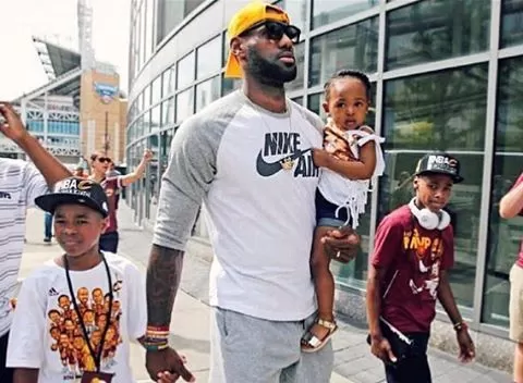 Instagram photo by The James Family Fanpage ❤️ • Jun 22, 2016 at 10:17pm  UTC | Lebron james family, King lebron james, Lebron james jr