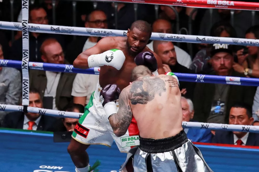 Floyd Mayweather dominates John Gotti III, fires referee mid-fight