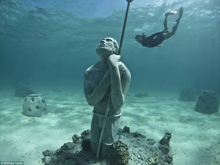 18ft Atlas sculpture dropped off coast of the Bahamas | Underwater ...