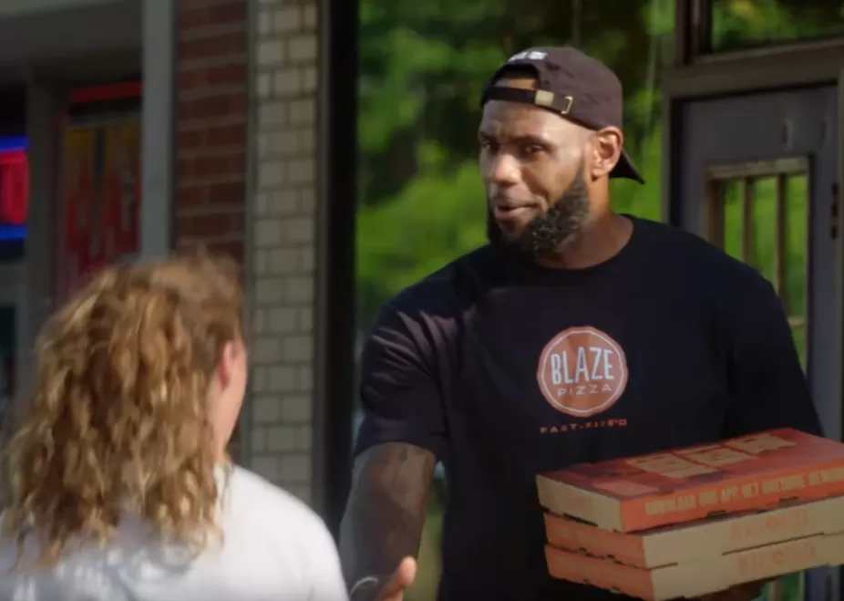 LeBron James surprises unsuspecting people with Blaze Pizza in Akron (video)