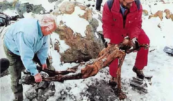 2 momies dans la glace sont incroyablement intactes : après près de 1 000 ans, leur peau, leurs cheveux et leurs cils sont toujours intacts - Photo 7.