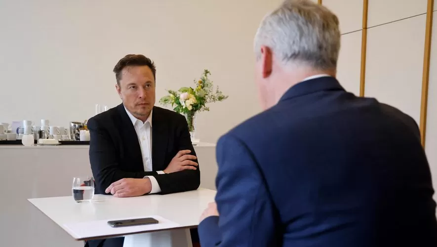 Impressionné" par l'accueil d'Emmanuel Macron, Elon Musk "confiant" sur le  fait que "Tesla fera des investissements significatifs en France" -  ladepeche.fr