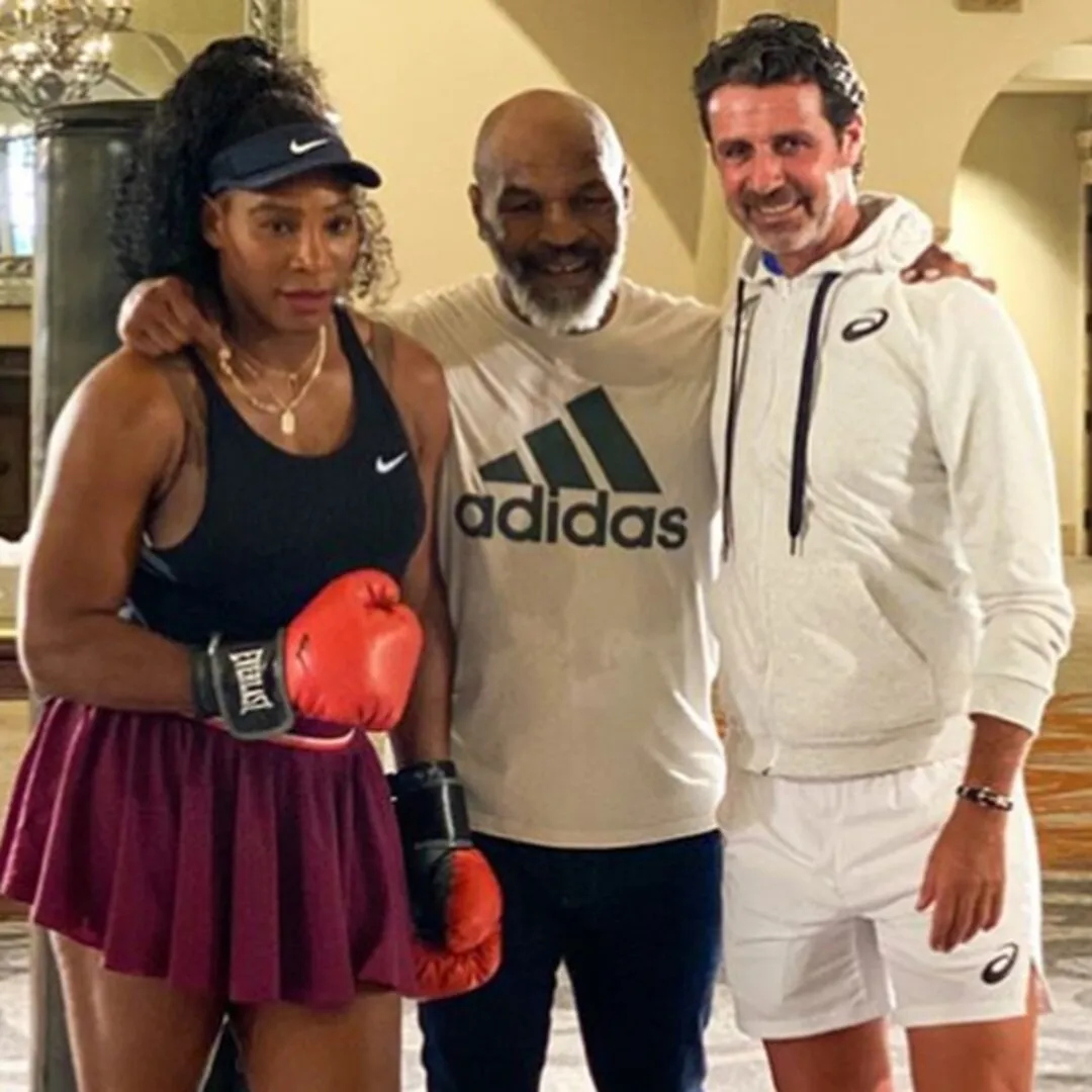 Serena Williams recibe una lección de boxeo de Mike Tyson