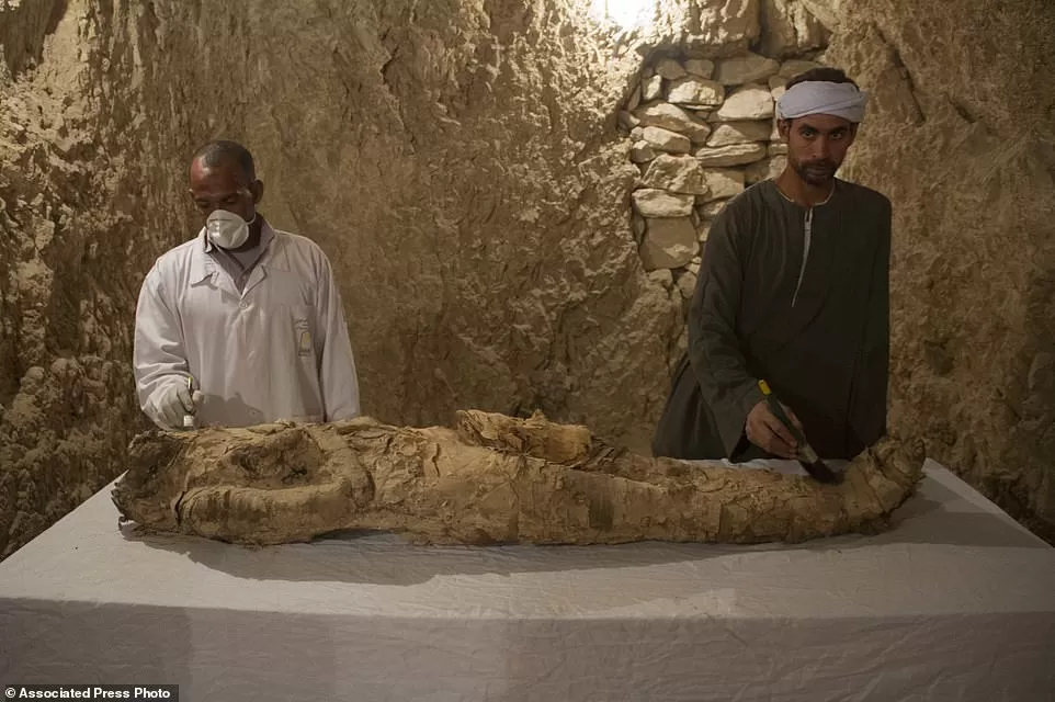 Egyptian archaeologists discover mummified body | Daily Mail Online