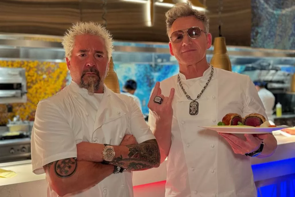 Guy Fieri y Gordon Ramsay comparten un momento de 'Viernes extraño' e intercambian looks