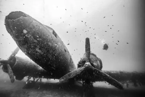 Gros plan d'épaves de navires et d'avions au fond de l'océan - Photo 9.